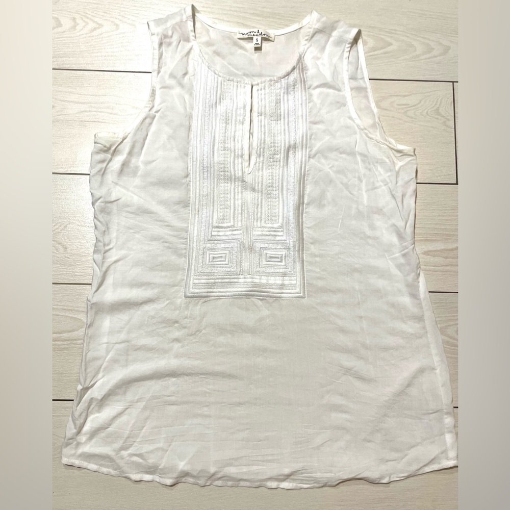 Moon & Meadow womens white sleeveless top size small‎ with front clasp w/pattern
